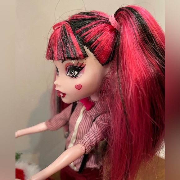 Monster High Draculaura Forbitten Love Doll In The Newspaper Club Outfit - Picture 5 of 16